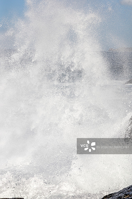 巨浪拍打着穆希亚村庄周围的岩石海岸线图片素材