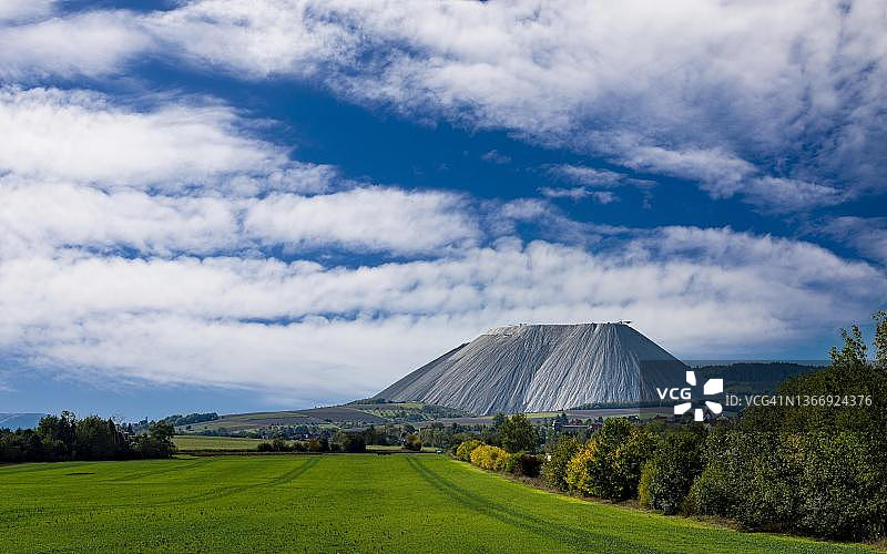 德国图林根州奥贝苏尔的蒙特卡利尾矿堆图片素材