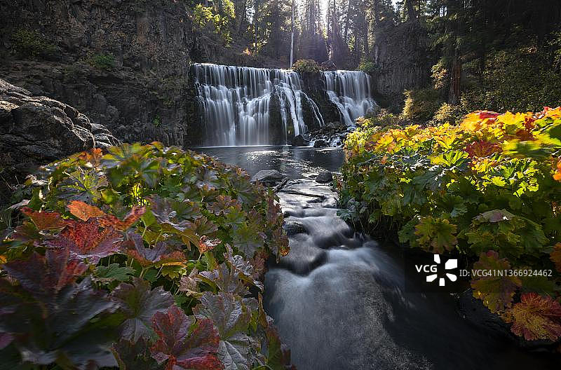秋季的 McCloud River 中瀑布，位于美国加利福尼亚州锡斯基尤县图片素材