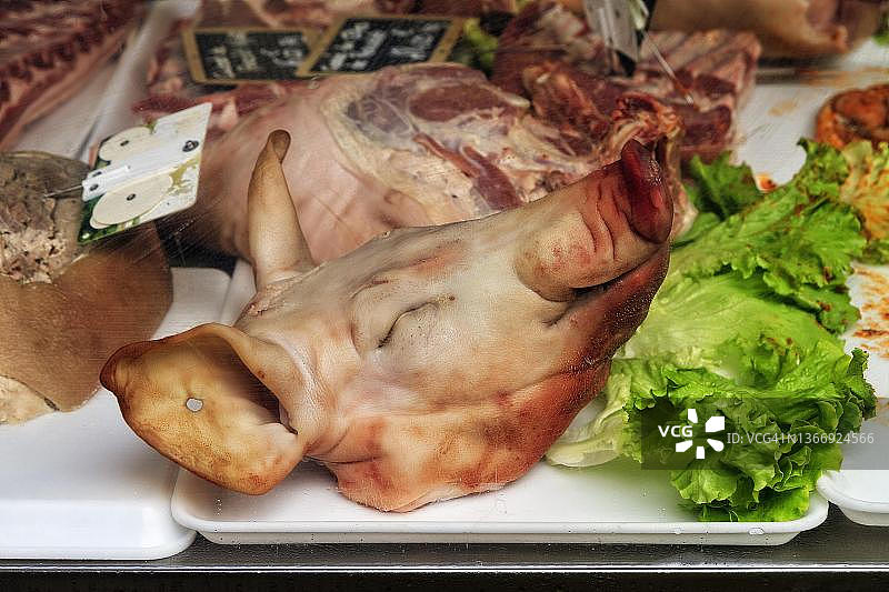 法国诺曼底鲁昂市场猪头猪肉特产图片素材
