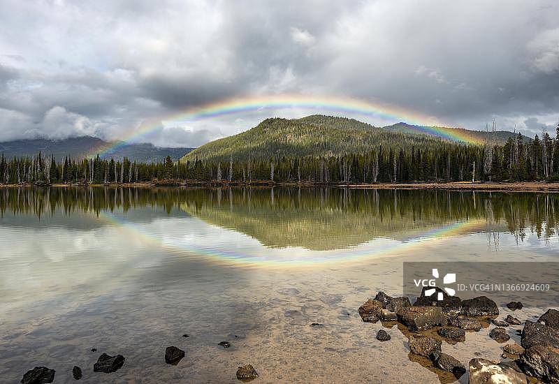 美国俄勒冈州星火湖森林上空乌云中的彩虹图片素材