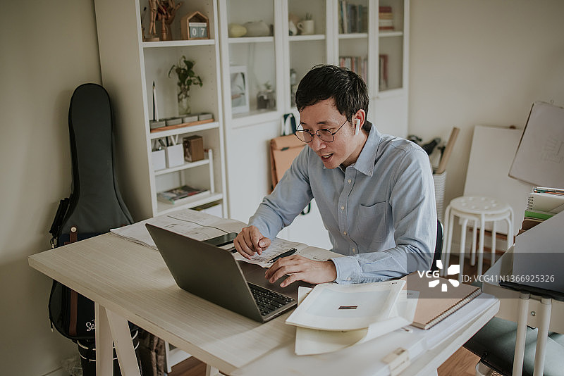 在家中放松工作，使用新的办公设备图片素材