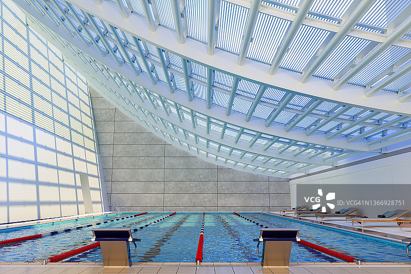 带躺椅的室内游泳池图片素材