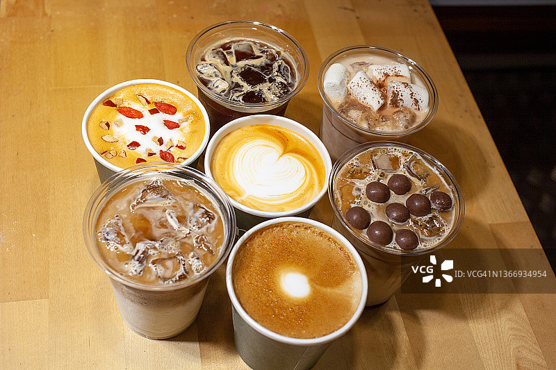 一次性杯中的各种咖啡产品图片素材