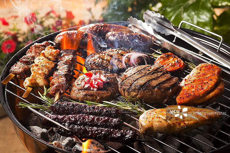 花园烧烤：烤肉美食图片素材