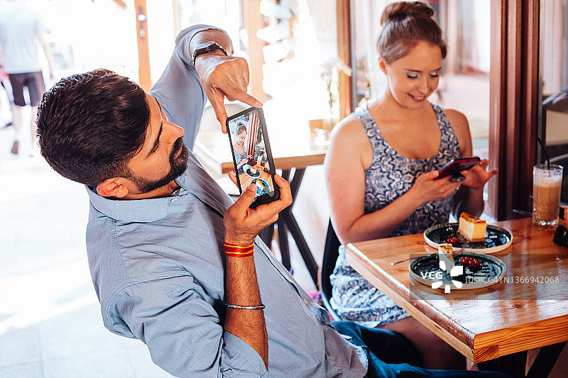 男女正在拍摄甜点图片素材
