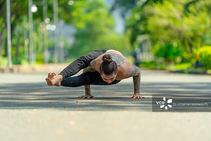 户外瑜伽练习8K分辨率图片素材