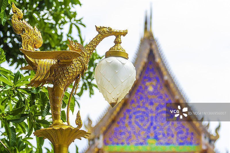 泰国佛寺里的落地灯图片素材