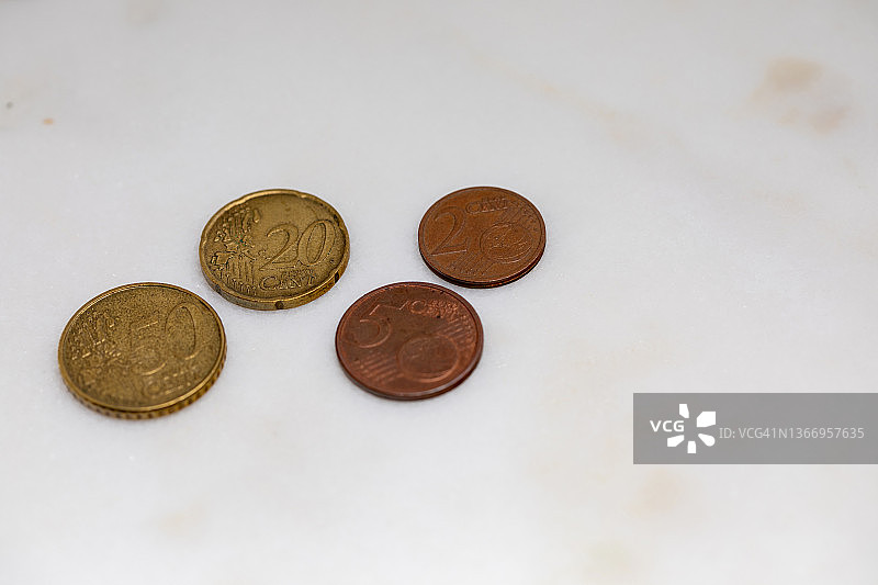 浅色背景上堆叠的不同欧元硬币图片素材