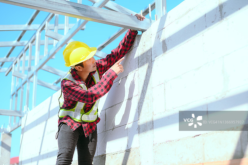 建造钢结构房屋的建筑工人图片素材