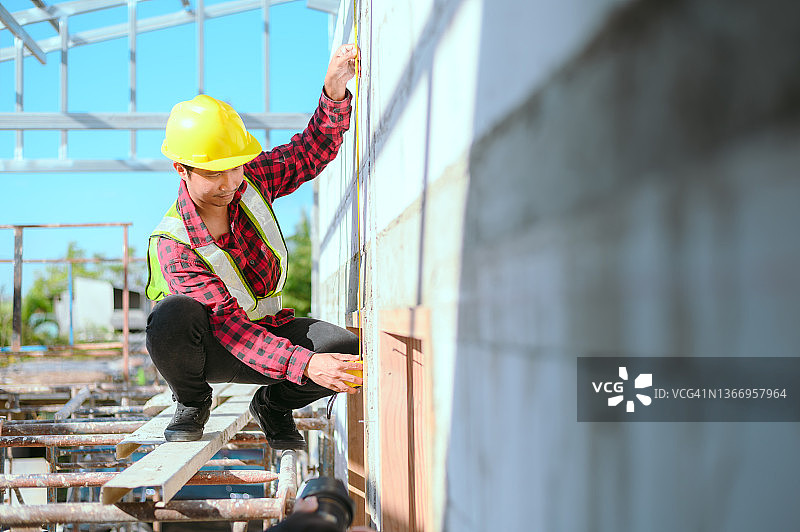 检查员或蓝领工人在室内检查墙体图片素材