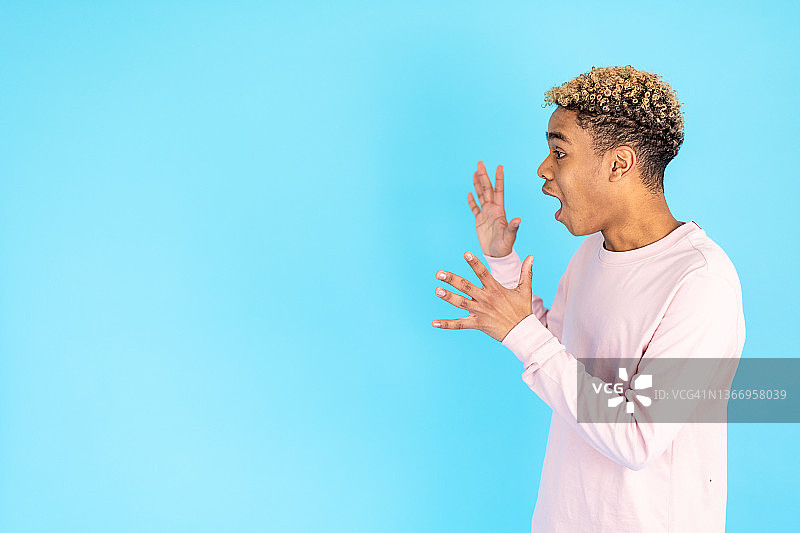 面露震惊表情，看着空白处的年轻男人图片素材