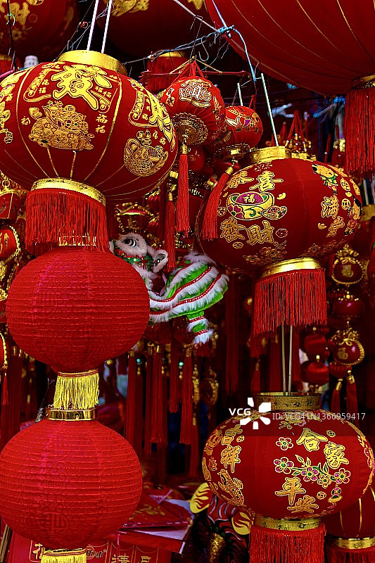 泰国曼谷耀华力路，春节期间出售中国风灯笼和装饰品的街头市场图片素材