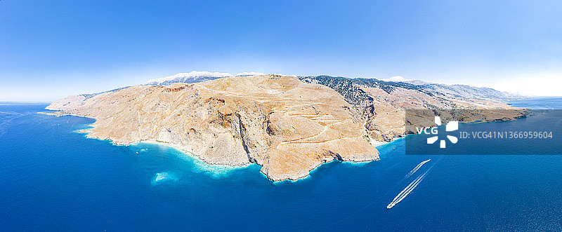 克里特岛卢特罗村的蓝色大海鸟瞰图图片素材
