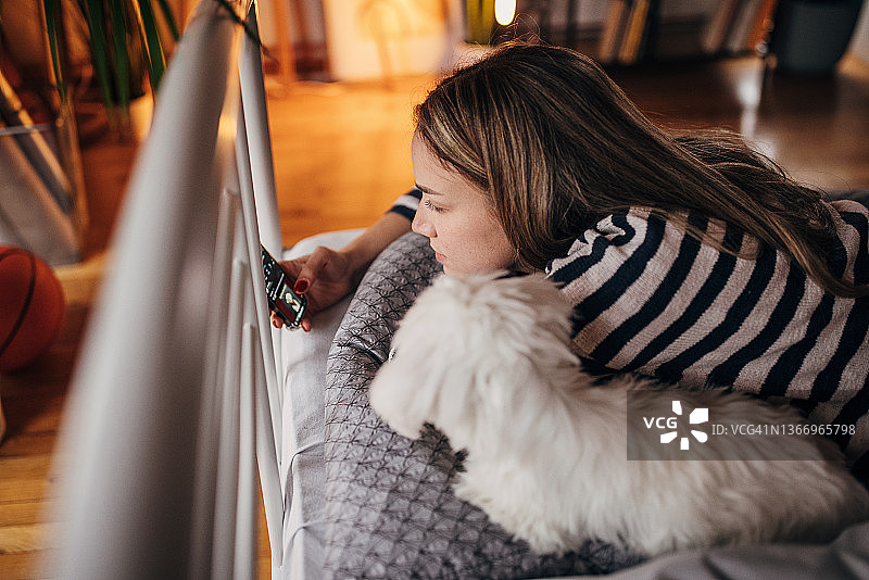 女人在床上放松图片素材