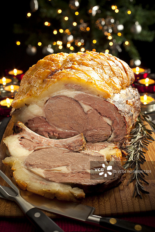 圣诞晚餐中的木板烤牛肉片图片素材