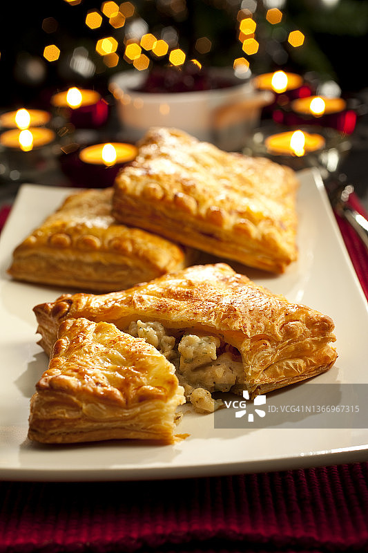 圣诞餐桌上的火鸡和馅料馅饼图片素材