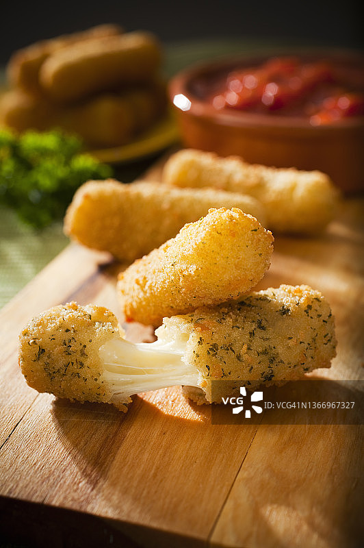 木板上的炸马苏里拉奶酪条特写图片素材