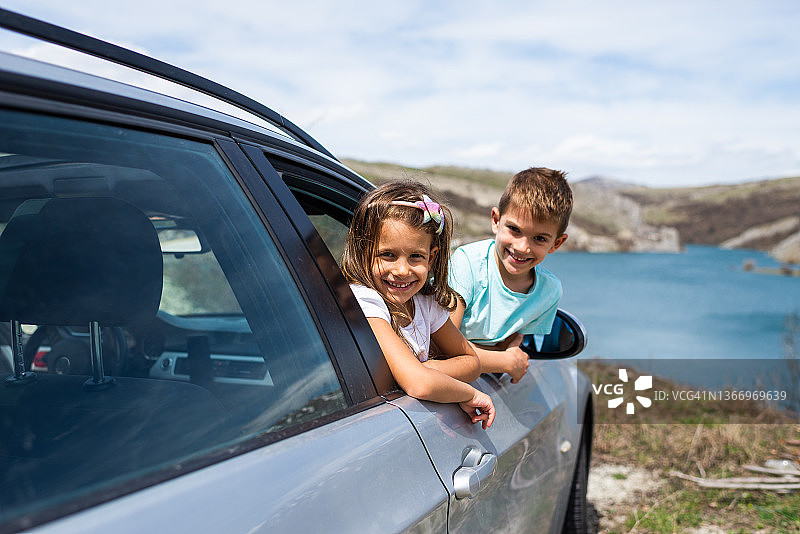 在公路旅行中享受快乐的可爱孩子们图片素材