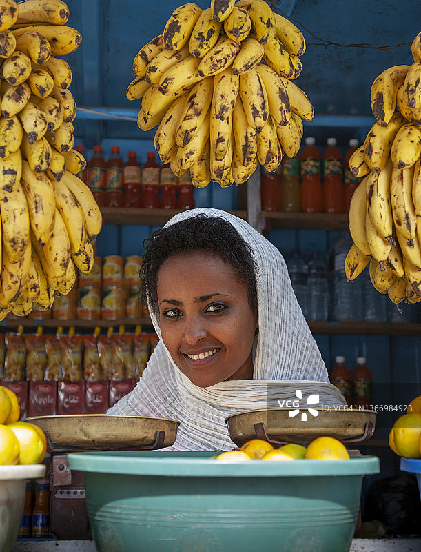 售卖水果的年轻埃塞俄比亚女性图片素材
