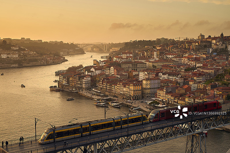 日落时分的杜罗河、路易一世大桥和波尔图市图片素材