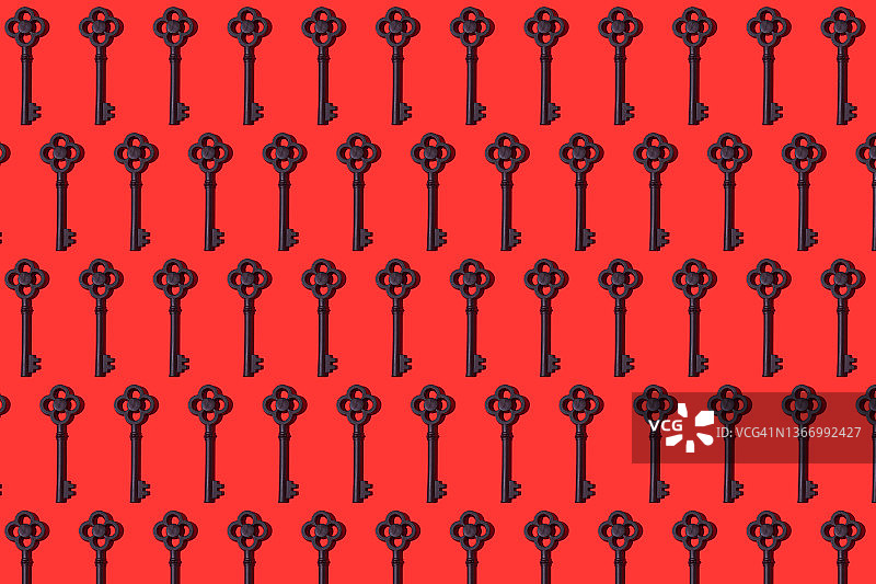 黄色背景上的黑色复古钥匙图案与硬阴影，关于开启、门、购买、抵押、租赁的概念图片素材