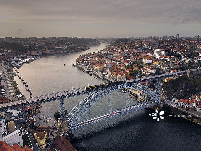 日落时分的杜罗河、路易一世大桥和波尔图市图片素材