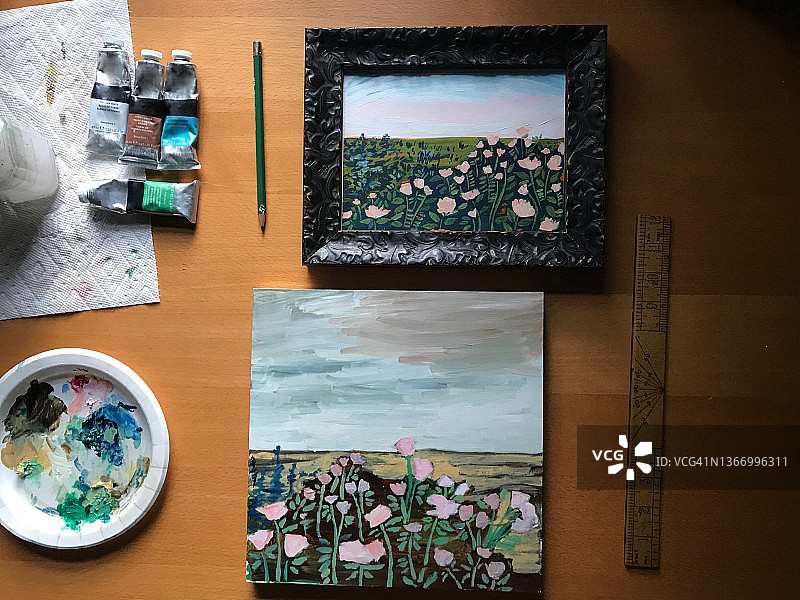 艺术家工作室粉色花卉画作特写图片素材