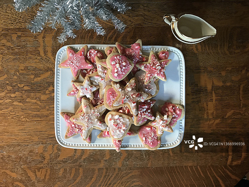 盛满粉色星星糖霜曲奇的盘子，撒有薄荷糖图片素材