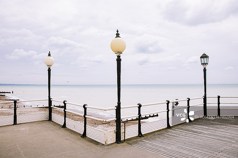 英国苏塞克斯沃辛：空旷的码头图片素材