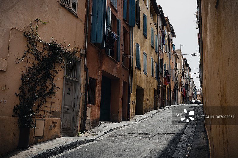 法国南部佩皮尼昂市中心的狭窄街道图片素材