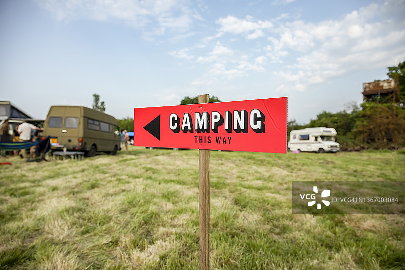 英国苏塞克斯：露营地标志和露营拖车图片素材