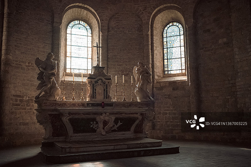 法国南部奥克西塔尼圣吉列姆勒沙漠修道院内的祭坛图片素材