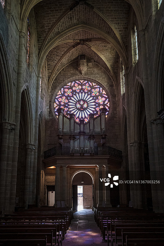 法国南部克莱蒙-埃罗圣保罗学院教堂的玫瑰窗和管风琴图片素材