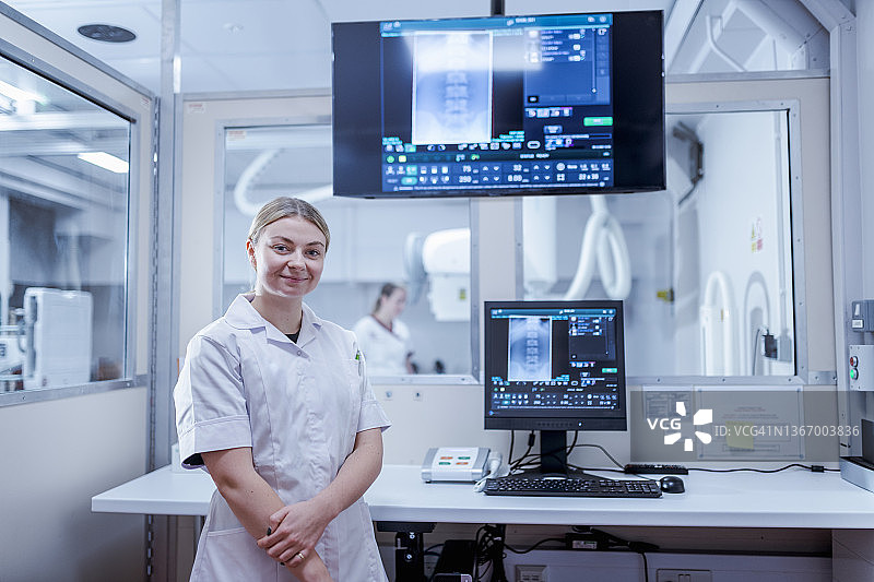 医院里使用X光机的放射科医生肖像图片素材