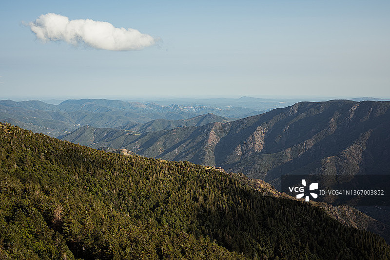 法国南部塞文山脉艾瓜尔山上空图片素材
