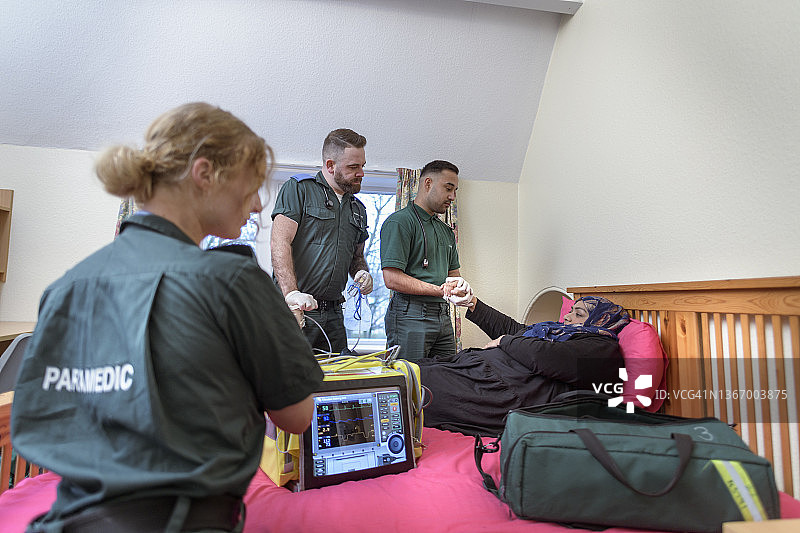 急救医护人员在家中治疗病人图片素材