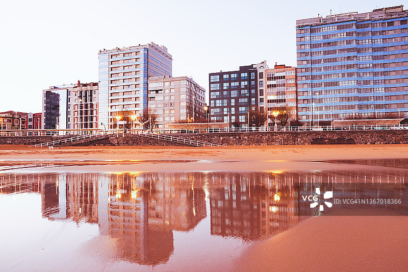 海滩上倒映的住宅楼图片素材