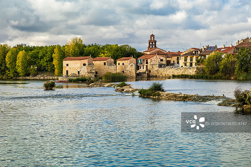 杜罗河上的水磨坊图片素材