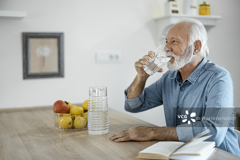 人人都应该多喝水图片素材