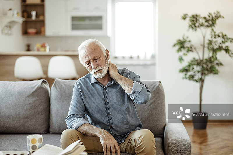 老年男人颈部疼痛图片素材