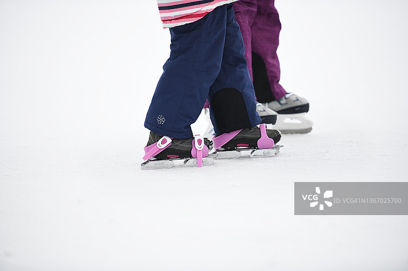 冰面上冰鞋的特写图片素材