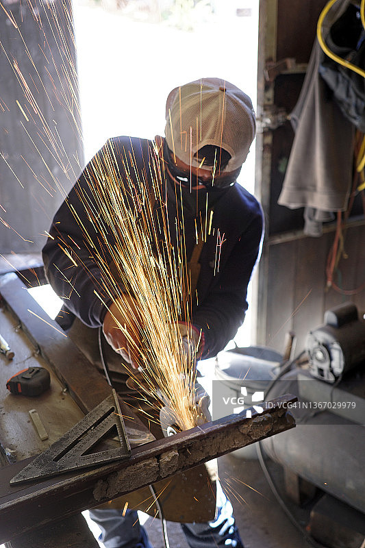 年轻的钢铁工人图片素材