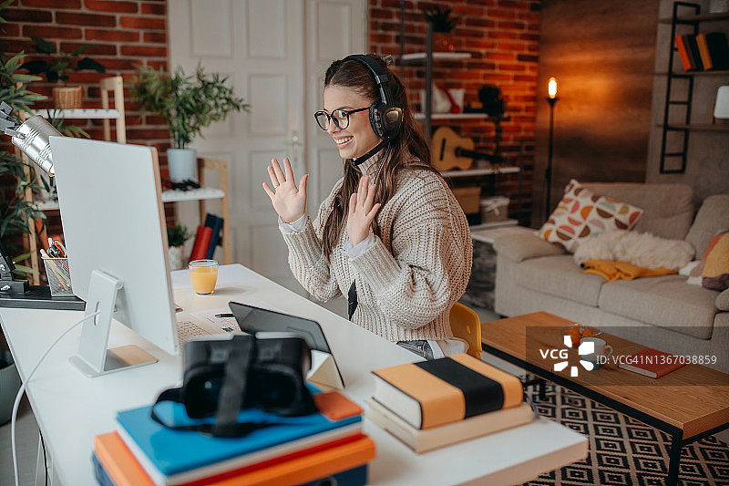商务女人与同事进行视频通话图片素材