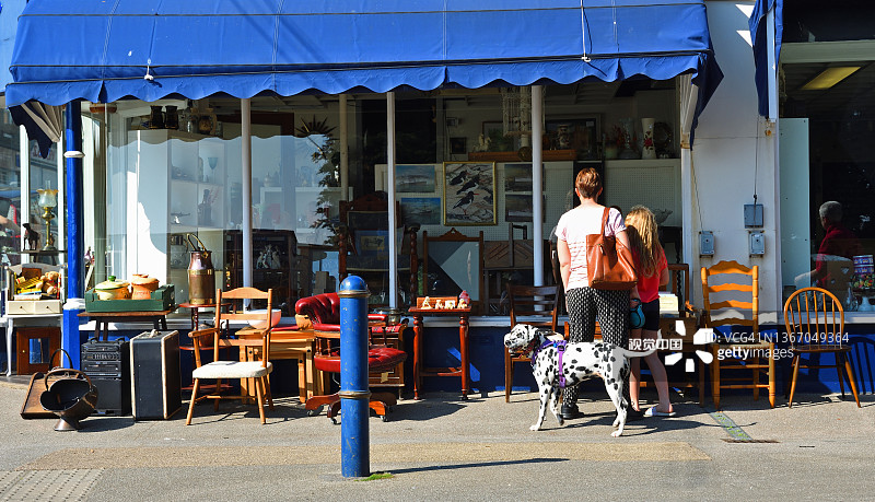 古董店：人行道上的家具和顾客图片素材