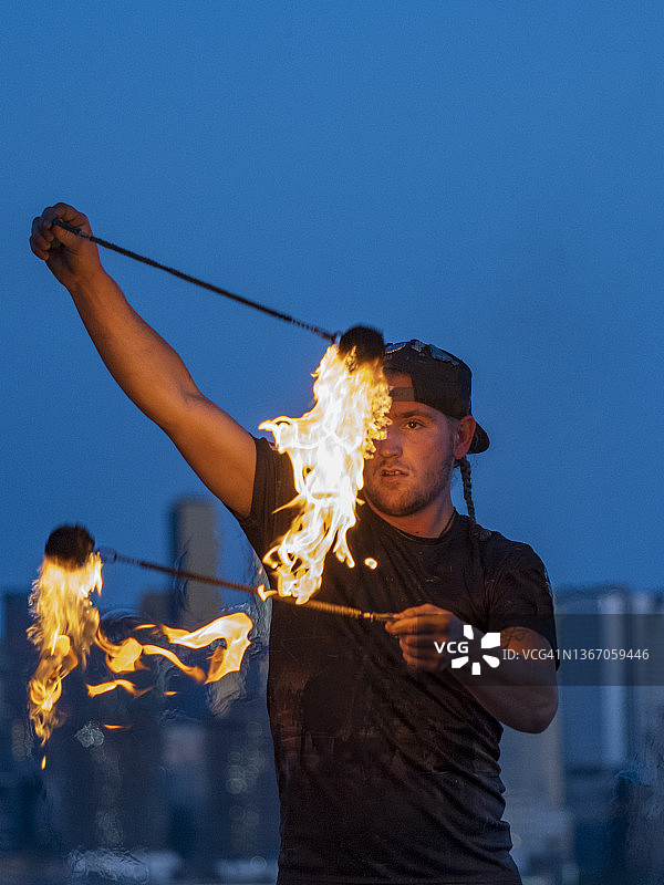 男子火焰艺术家表演图片素材