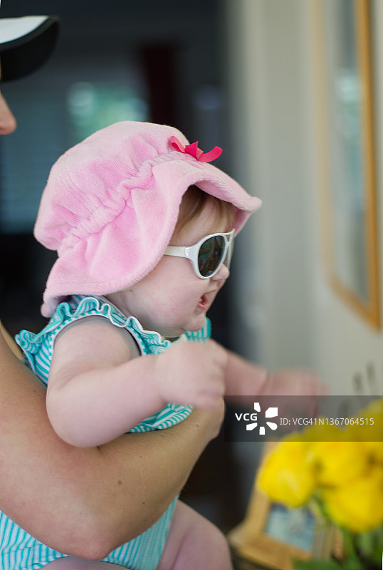 年轻的母亲抱着婴儿图片素材