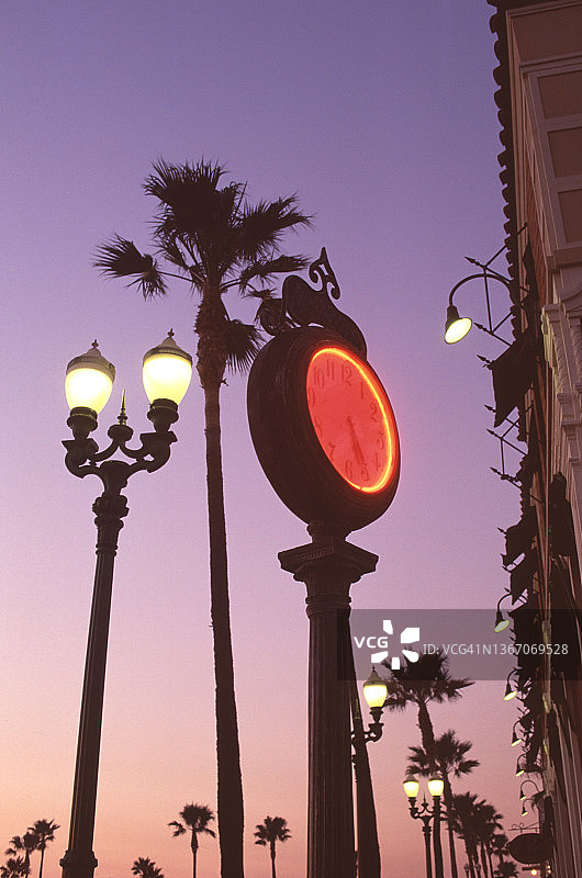 黄昏时的公共时钟图片素材