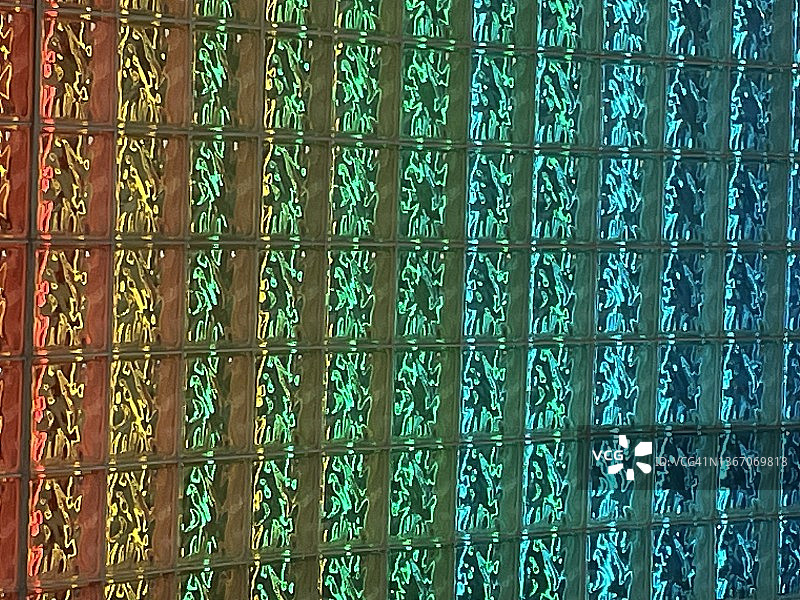 玻璃砖后的彩虹灯光图片素材