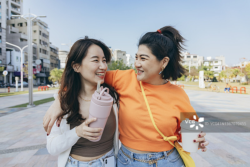 两位亚洲女性在街头玩耍图片素材